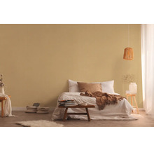 Schlafzimmer mit Bett, Nachttisch und dekorativen Elementen für eine gemütliche Atmosphäre.