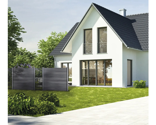 Clôture moderne en bois composite devant une maison