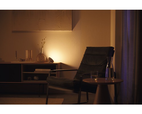 Salon avec fauteuil, table d''appoint et buffet