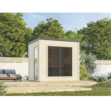 Modernes Gartenhaus mit Schiebetür und Flachdach auf einer Holzterrasse in einem Garten.