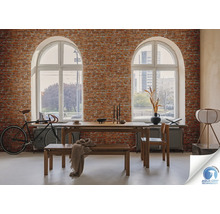 Pièce à vivre avec mur en briques, ensemble table à manger, vélo et deux fenêtres cintrées