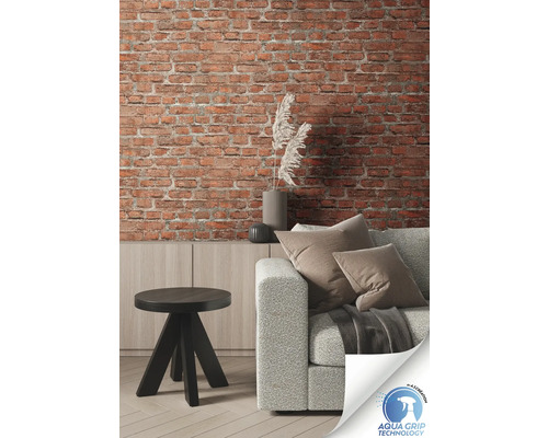 Salon décoratif avec mur de briques, canapé, table et décoration