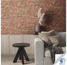 Salon avec mur en briques, canapé, table et commode