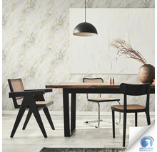 Salle à manger avec papier peint à motifs, table à manger, chaises et suspension