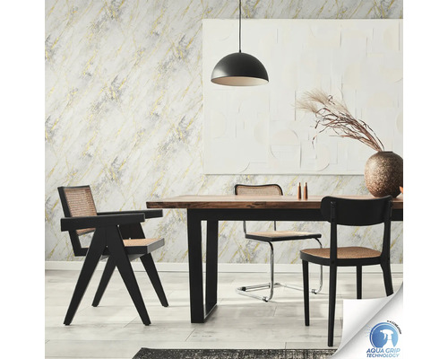 Salle à manger avec papier peint à motifs, table à manger, chaises et suspension