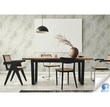 Salle à manger avec table, chaises et papier peint à motifs