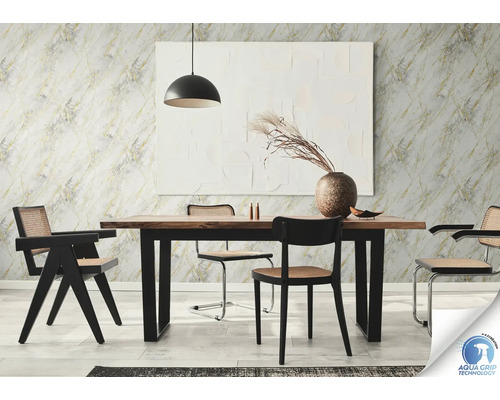 Salle à manger avec table, chaises et papier peint à motifs