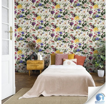 Chambre avec papier peint à motifs floraux, lit et table de chevet.
