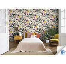 Chambre avec papier peint à motifs floraux, lit, table de chevet et plantes d''intérieur