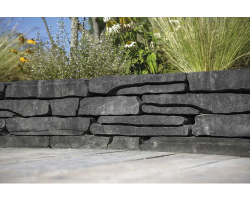 Mur en pierre naturelle avec plantation dans le jardin