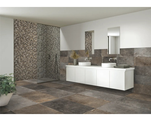 Badezimmer mit Dusche, Waschbecken und Fliesen im modernen Design.