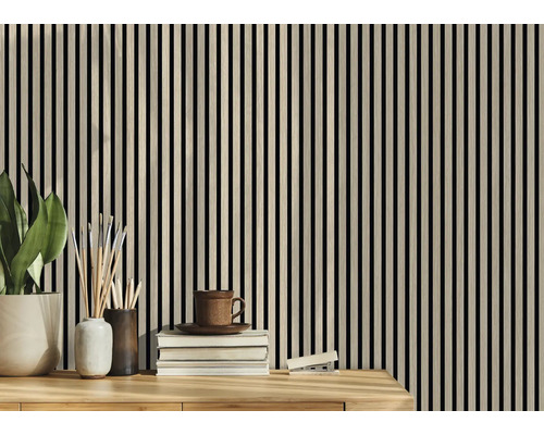 Holzwandpaneele mit vertikalen Leisten im Innenraum.