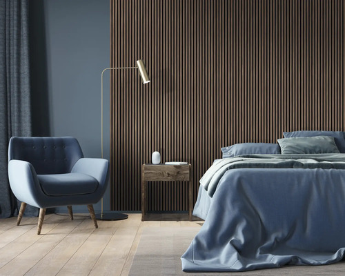 Schlafzimmer mit Bett, Sessel, Nachttisch und Wandpaneelen