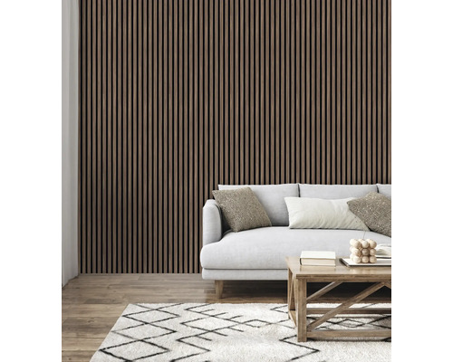 Wohnzimmer mit Holzpaneelwand, Sofa und Teppich