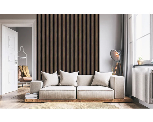 Wohnzimmer mit Holzpaneelwand, Sofa, Stehlampe und offener Tür