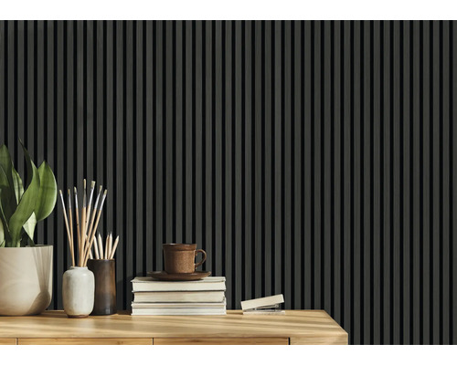 Décoration murale décorative avec des panneaux et des accessoires sur une table en bois.