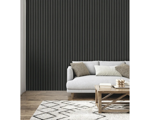 Salon avec panneaux muraux, canapé, tapis et table en bois