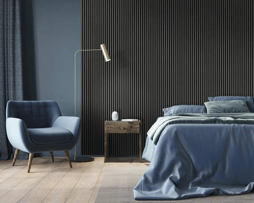 Chambre avec lit, fauteuil, lampadaire, table de chevet et panneaux muraux