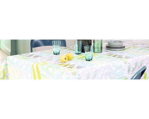 Décoration de table avec nappe à motifs de feuilles, verres et pommes