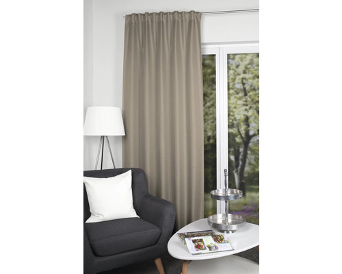 Rideau décoratif à côté d''un fauteuil et d''une table