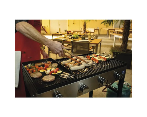 Barbecue avec grillades et maître grillardin