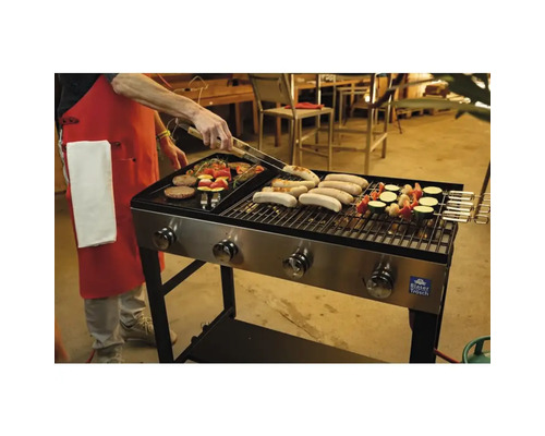 Une personne fait griller divers aliments sur un barbecue à gaz en acier inoxydable