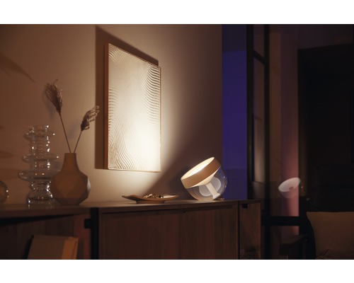 Lampe de table décorative sur une armoire en bois avec œuvre d''art en arrière-plan