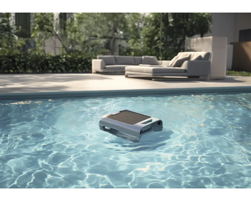 Nettoyeur de piscine à énergie solaire dans l''eau