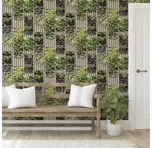 Intérieur décoratif avec papier peint imitation mur végétal, banc et plante d''intérieur.