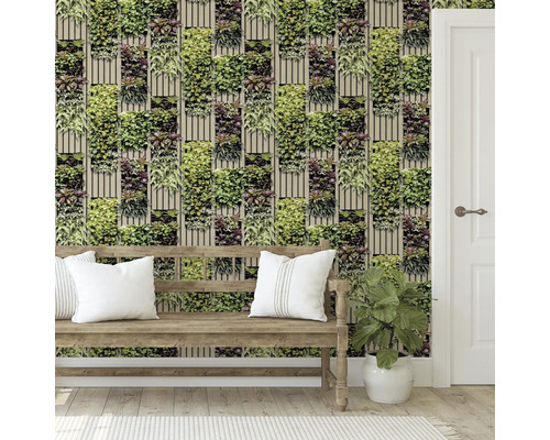 Intérieur décoratif avec papier peint imitation mur végétal, banc et plante d''intérieur.