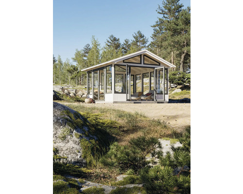 Maison de jardin individuelle avec façades en verre et deux chaises