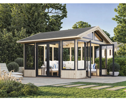 Pavillon de jardin avec façades en verre et cadre en bois sur une terrasse dans le jardin.