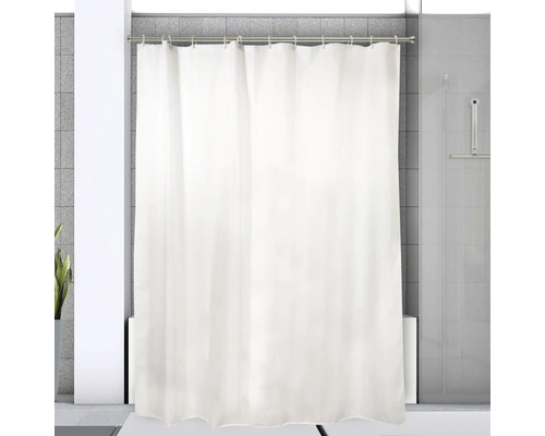 Salle de bain avec rideau de douche sur tringle de douche