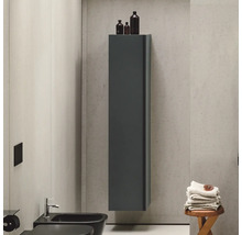 Modernes Badezimmer mit hängendem Waschtischschrank, Bidet und Handtüchern auf einem Hocker