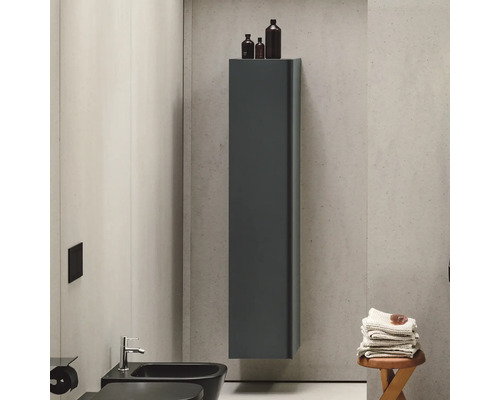 Modernes Badezimmer mit hängendem Waschtischschrank, Bidet und Handtüchern auf einem Hocker