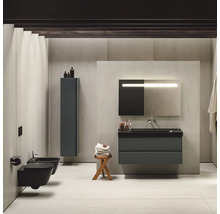 Modernes Badezimmer mit Waschtisch, Spiegel, Toilette, Bidet und Schrank