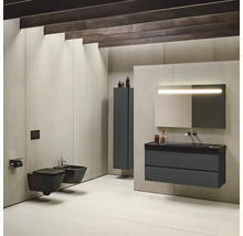 Modernes Badezimmer mit Waschtisch, Spiegel, Bidet und Toilette an der Wand