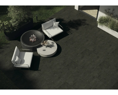 Terrasse avec foyer, fauteuils et dalles de terrasse