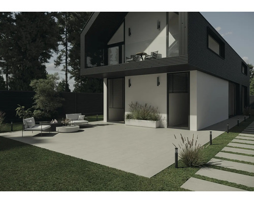 Moderne Hausfassade mit Terrasse, Gartenmöbeln und Rasenflächen