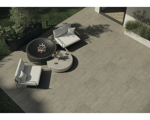 Terrasse avec foyer, coin salon et bacs à plantes