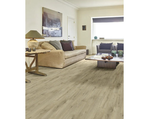 Wohnzimmer mit Sofa, Tisch und hellem Holzboden