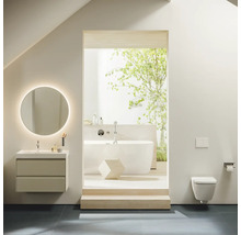 Salle de bains avec lavabo, miroir lumineux, baignoire et WC suspendu