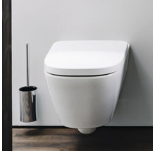 WC suspendu avec brosse de toilette dans la salle de bains.