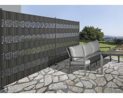 Scène de jardin avec écran d''intimité en plastique à motifs décoratifs, mobilier de jardin et sol en pierre