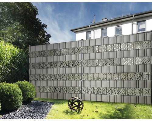 Jardin avec clôture d''intimité en plastique à motifs