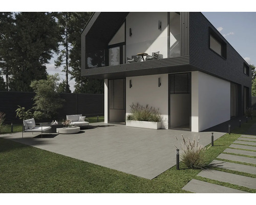 Moderne Hausfassade mit Terrasse, Gartenmöbeln und Rasenfläche