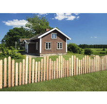 Clôture en bois devant une maison de style champêtre