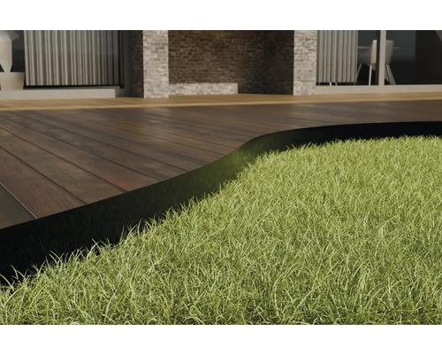 Terrasse avec plancher en bois et pelouse