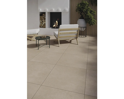 Espace terrasse lumineux avec carrelage au sol, fauteuils et cheminée