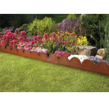 Aménagement de jardin avec pelouse et parterre de fleurs, délimité par une bordure de parterre en métal avec un bord festonné